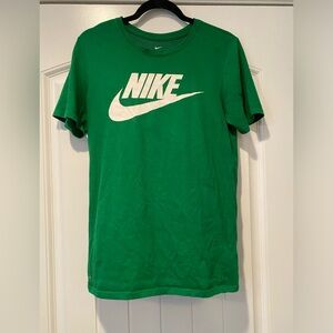 Nike Mens Green Sportswear ‘Nike’ Graphic Athletic Cut Short Sleeve Shirt- Small